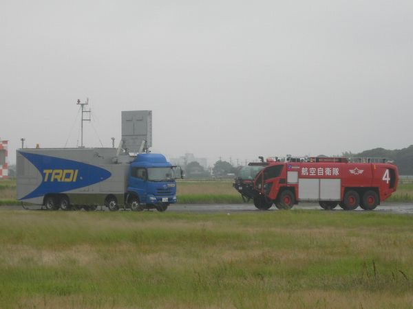 大型トラックと並ぶ巨大消防車