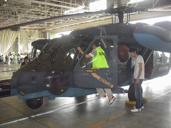「UH-60」コックピットに乗り込む参加者